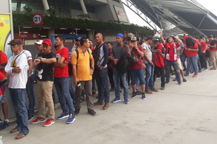 Suporter timnas Indonesia sudah mulai ramai berdatangan untuk menyaksikan pertandingan melawan timnas Singapura pada laga perdana Grup B Piala AFF 2018 di Stadion Nasional, Kalang, Singapura, Jumat (9/11/2018). 