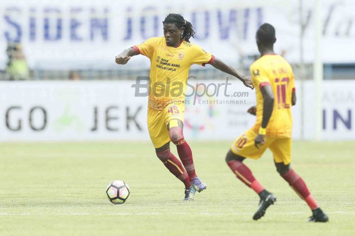 Bek Sriwijaya FC, Bio Paulin dalam pertandingan perdana Grup A Piala Presiden 2018 di Stadion Gelora Bandung Lautan Api, Bandung, Selasa (16/1/2018). 