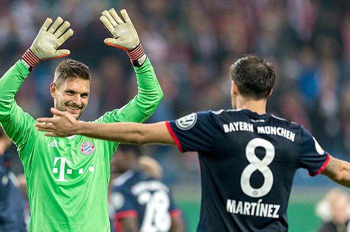 Kiper Bayern Muenchen, Sven Ulreich (kiri), melakukan selebrasi dengan rekan setimnya, Javi Martinez, usai mengalahkan RB Leipzig dalam laga putaran kedua Piala Liga Jerman di Leipzig, pada 25 Oktober 2017.