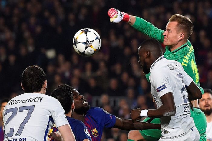 Kiper FC Barcelona, Marc-Andre Ter Stegen (kanan), meninju bola dalam laga leg kedua babak 16 besar Liga Champions kontra Chelsea di Stadion Camp Nou, Barcelona, Spanyol, pada 14 Maret 2018.