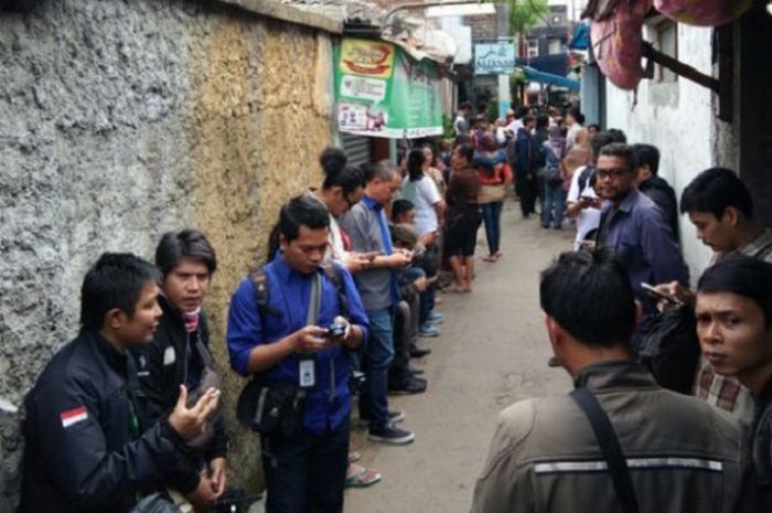 Ratusan bobotoh saat memadati kediaman Ricko Andrean (22) di kawasan Cicadas, Kota Bandung, Kamis (27/7/2017)