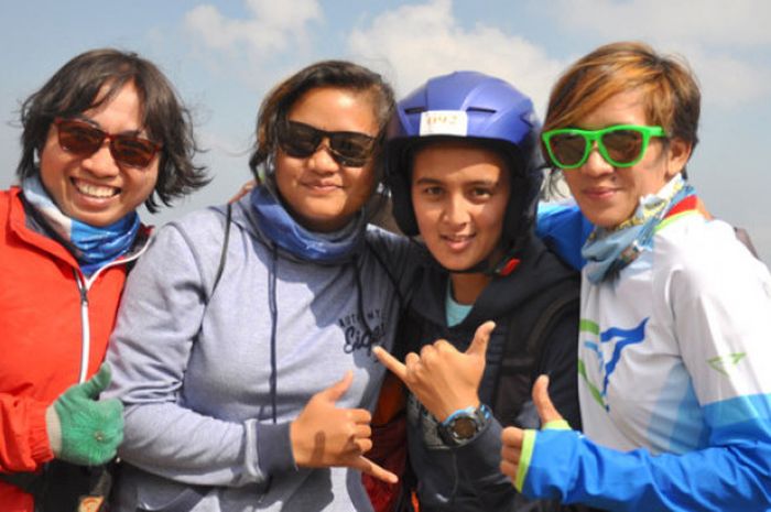 Milawati Sirin (kiri) dan Lis Andriana (kanan), pilot senior anggota Pelatnas Paralayang untuk Asian Games 2018, bersama Rika Wijayanti, kedua dari kiri, dan Ike Ayu Wulandari pada Piala Asia Lintas Alam Paralayang II 2017,  di Puncak, Jawa Barat (11-14 Agustus,).