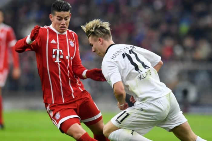 Gelandang Bayern Muenchen, James Rodriguez (kiri), berduel dengan Felix Klaus dari Hannover dalam partai Liga Jerman di Allianz Arena, 2 Desember 2017.