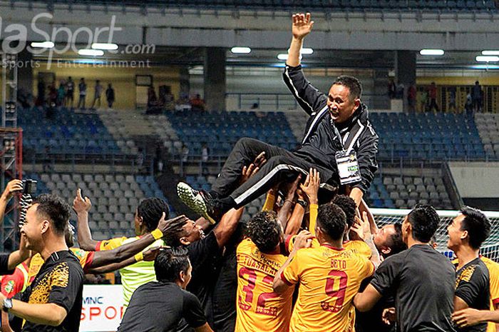   Manajer Sriwijaya FC, Ucok Hidayat, diarak pemainnya usai Sriwijaya FC memastikan gelar juara Piala Gubernur Kaltim 2018 setelah di laga final mengalahkan Arema FC 3-2 di Stadion Palaran Samarinda, Kalimantan Timur, Minggu (04/03/2018) malam.  