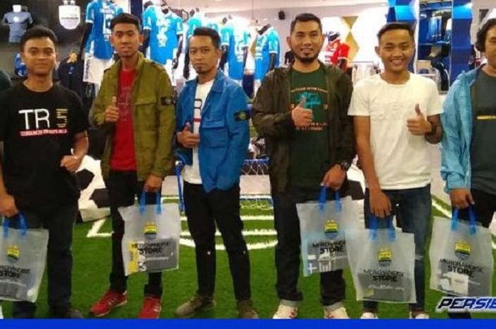 Fan Johor Darul Takzim (JDT) tengah membeli jersey Persib Bandung