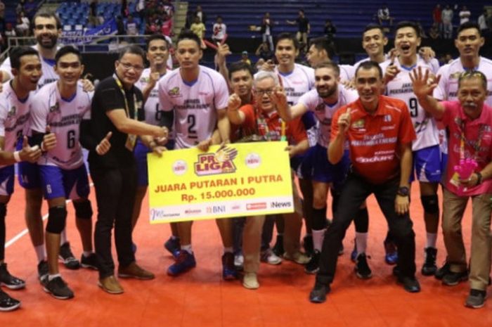 Tim putra Jakarta Pertamina Energi berpose bersama usai berhasil memastikan diri menjadi juara Putaran I Proliga 2019.