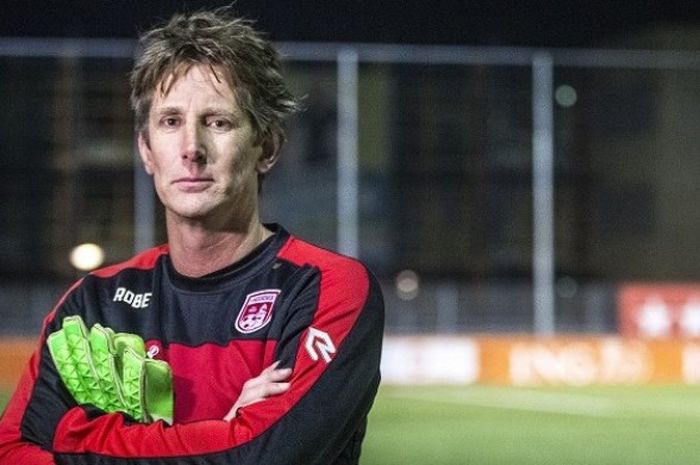 Mantan penjaga gawang tim nasional Belanda, Edwin van der Sar, kembali bermain untuk memperkuat klub amatir, VV Noordwijk.