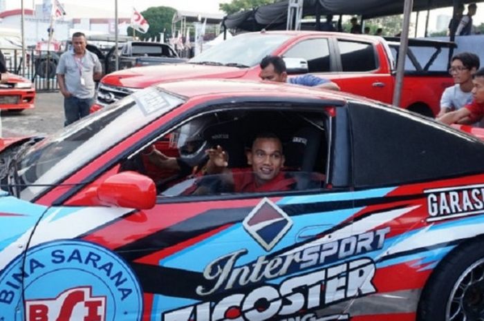 Pemain Persija Jakarta, Riko Simanjuntak, mengendarai mobil drift di arena Indonesia International Motor Show (IIMS) 2018.