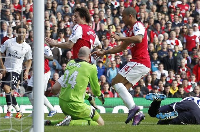 Tomas Rosicky mencetak gol ke gawang Tottenham Hotspur dalam pertandingan Premier League, 26 Februari 2012.