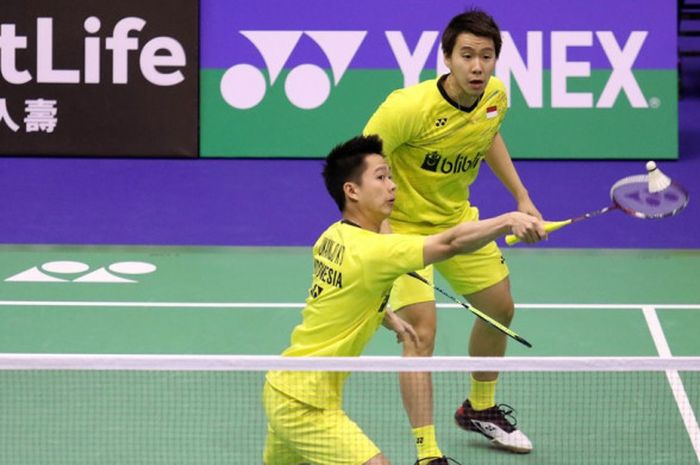 Pasangan ganda putra Indonesia, Marcus Fernaldi Gideon/Kevin Sanjaya Sukamuljo, saat menjalani laga melawan Takuro Hoki/Yugo Kobayashi, pada babak kedua turnamen Hong Kong Terbuka 2017 di Hong Kong Coliseum, Kowloon, Kamis (23/11/2017).