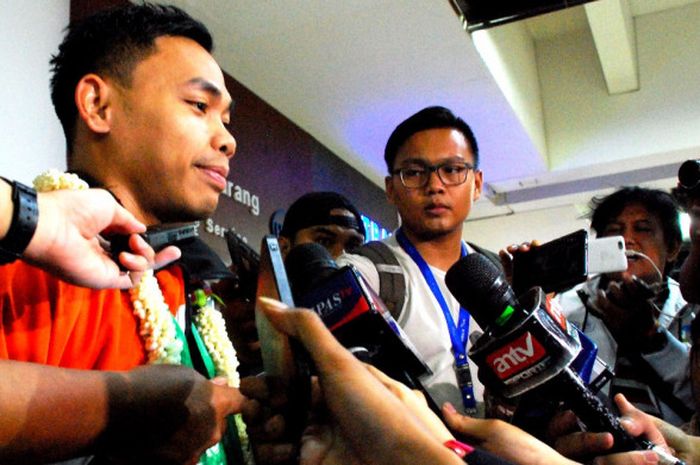 Atlet angkat besi Indonesia, Eko Yuli Irawan, berbicara kepada media 