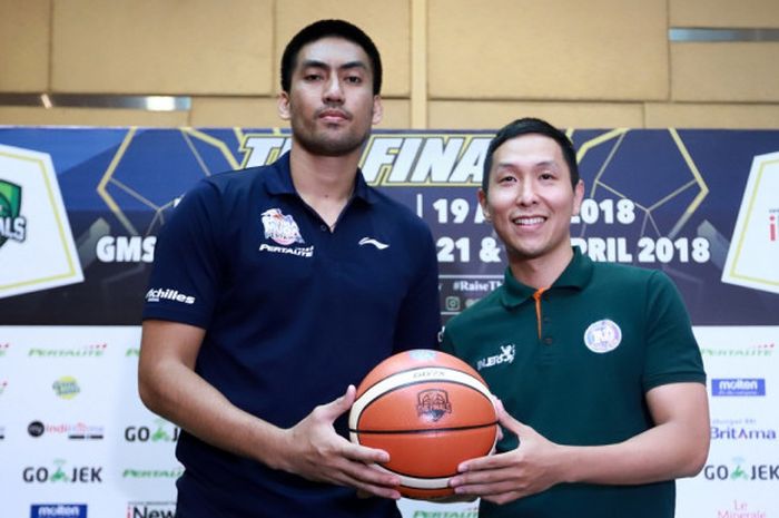 Center Satria Muda Pertamina Jakarta, Christian Ronaldo Sitepu (kiri), berpose dengan pemain Pelita Jaya Jakarta, Xaverius Prawiro, yang akan menjadi lawannya pada final IBL Pertalite 2017-2018, seusai hadir pada konferensi pers final IBL di Hotel Santika Premier Slipi, Jakarta, Selasa (17/4/2018).