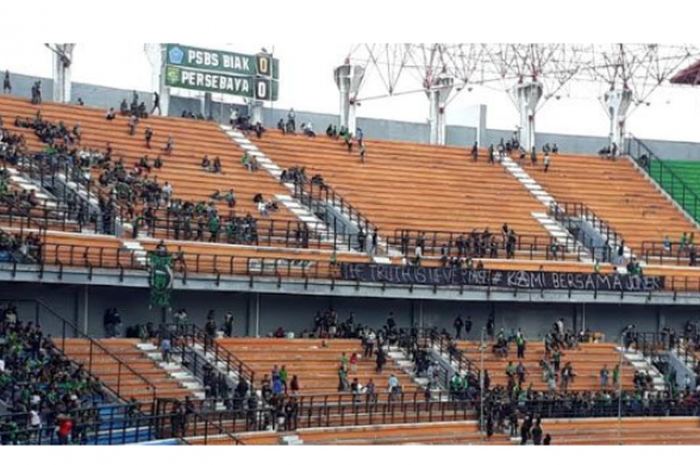 Bonek tribun utara lakukan aksi Walk out di laga Persebaya Vs PSBS Biak setelah babak pertama usai