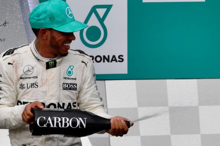 Lewis Hamilton kala merayakan podium keduanya pada Formula 1 GP Malaysia, Minggu (1/10/2017).