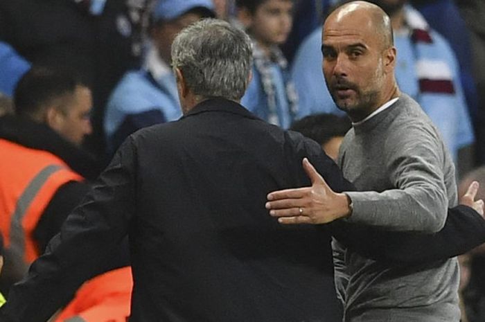 Pelatih Manchester City, Pep Guardiola (kanan), merangkul pelatih Manchester United, Jose Mourinho, seusai laga Derbi Manchester di Stadion Etihad, Manchester, pada Sabtu (7/4/2018). 