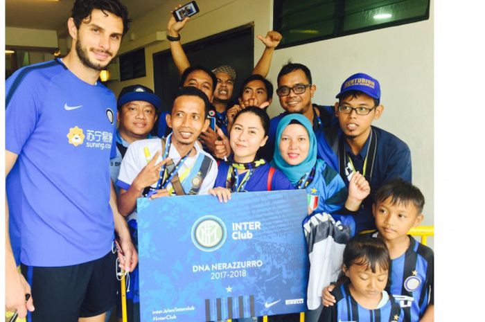 Andrea Ranocchia bersama dengan penggemar berfoto setelah sesi latihan di Bisham stadium singapura, Rabu, (26/7/2017)