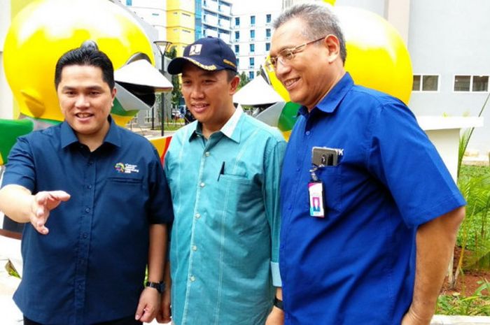  Ketua Umum Inasgoc Erick Thohir (kiri), berfoto dengan Menpora Imam Nahrawi (tengah) di Wisma Atlet Kemayoran, Jakarta, Senin (26/2/2018). 