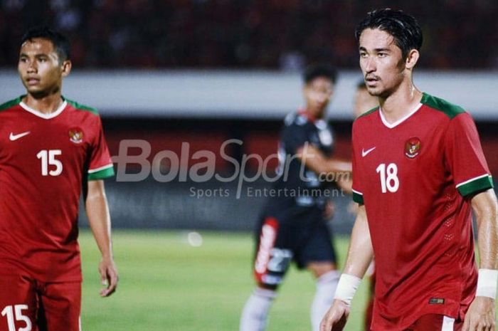 Pemain timnas U-23 Indonesia, Gavin Kwan Adsit (kanan), dalam laga uji coba melawan Bali United di Stadion Kapten I Wayan Dipta, Gianyar, Bali, Selasa (31/7/2018).