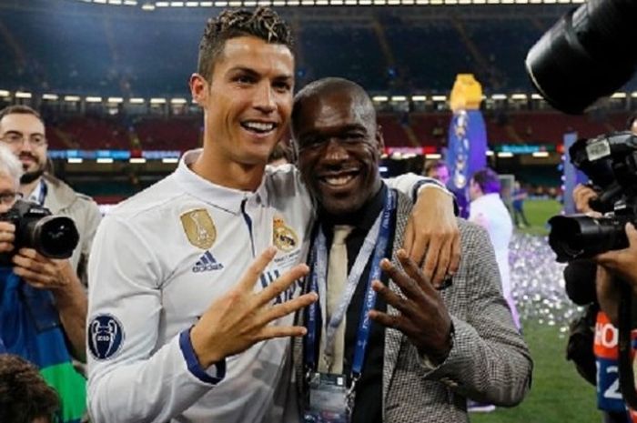 Cristiano Ronaldo dan Clarence Seedorf menunjukkan empat jari menunjukkan jumlah trofi Liga Champions yang diraih seusai laga final kontra Juventus di Stadion Millenium, Sabtu (3/6/2017). 