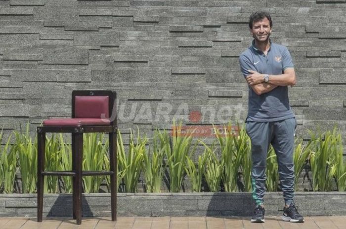 Pelatih timnas Indonesia, Luis Milla, berpose setelah sesi wawancara eksklusif bersama JUARA dan Kompas.com di Hotel Yasmin, Karawaci, Senin (8/5/2017).