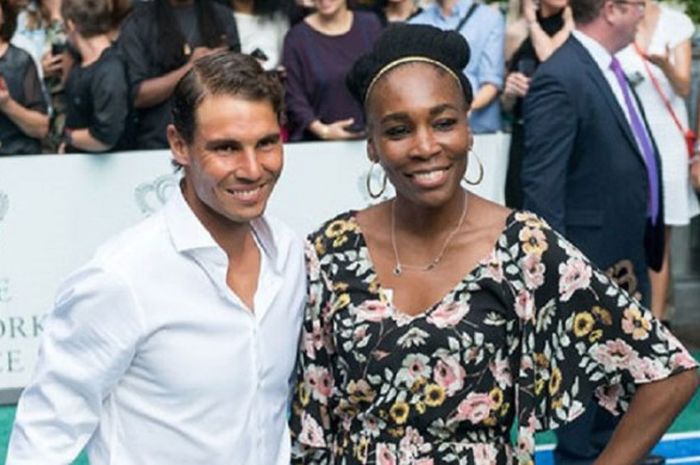 Petenis putra Spanyol, Rafael Nadal dan petenis putri Amerika Serikat, Venus Williams, berpose dalam acara pertandingan persahabatan bulu tangkis di The Lotte New York Palace Invitational di New York City, Kamis (24/8/2017).