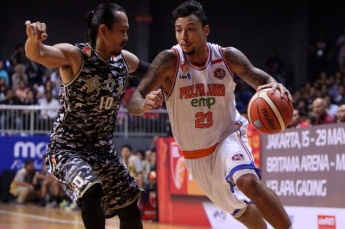 Pebasket Pelita Jaya EMP Jakarta, Brandon Jawato (jersey putih, #23), mendribble bola sambil dikawal pemain CLS Knights Surabaya, Rachmad Febri Utomo (jersey loreng, #10), pada gim pertama seri final IBL 2016 yang digelar di Britama Arena, Jakarta Utara, Kamis (26/5/2016).