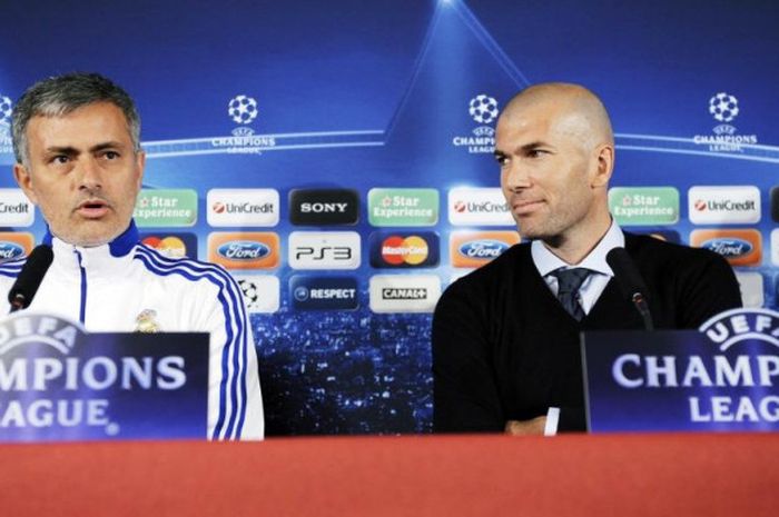 Jose Mourinho (kiri) dan Zinedine Zidane dalam jumpa pers partai Liga Champions antara Olympique Lyon lawan Real Madrid di Stadion Gerland, Lyon, 21 Februari 2011.