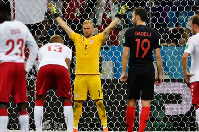 Kiper Denmark, Kasper Schmeichel, bersiap menghadapi penalti yang akan dieksekusi gelandang Kroasia, Luka Modric, dalam laga babak 16 besar Piala Dunia 2018 di Nizhny Novgorod Stadium, Nizhny Novgorod, Rusia pada 1 Juli 2018.