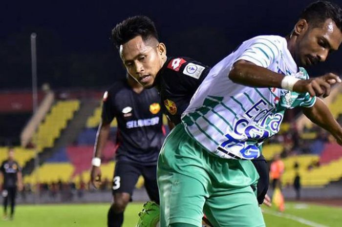 Pemain Melaka United, G Puaneswaran (depan) duel dengan winger Selangor FA, Andik Vermansah pada laga Liga Super Malaysia 2017 di Stadion Hang Jebat pada Rabu (28/9/2017) malam. 