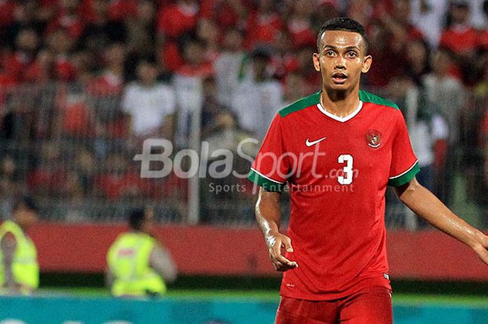 Bek timnas U-19 Indonesia, Julyano Pratama Nono, saat tampil melawan timnas U-19 Filipina pada laga Grup A Piala AFF U-19 2018 di Stadion Gelora Delta Sidoarjo, Jawa Timur, Kamis (05/07/2018) malam.