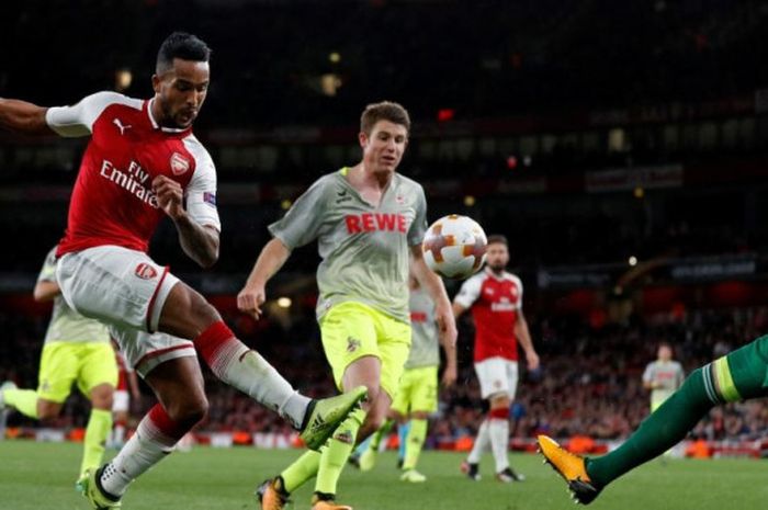 Pemain sayap Arsenal, Theo Walcott, melepas tembakan ke gawang FC Koeln dalam partai Liga Europa di Stadion Emirates, London, 14 September 2017.