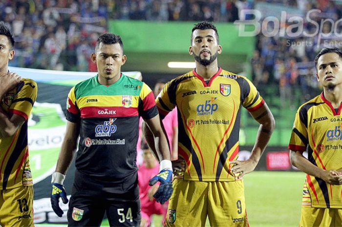 Pemain Mitra Kukar (kiri-kanan), Bayu Pradana, Joko Ribowo, Marclei Santos, dan Wiganda Pradika, ber