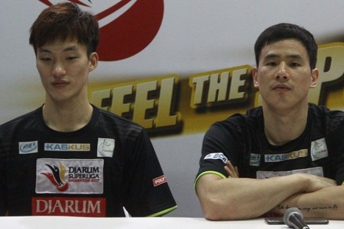 Pasangan ganda putra Korea Selatan, Shin Baek-cheol (kiri) dan Ko Sung-hyun, menghadiri sesi konferensi pers Djarum Superliga 2017, di DBL Arena, Surabaya, Rabu (22/2/2017).