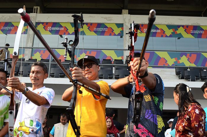 Pelatih Panahan, Ari Koeswiranto (kiri) foto bersama Menteri Sosial, Agus Gumiwang (tengah) dan Ketua Umum INAPGOC, Raja Sapta Oktohari (kanan) pada saat mencoba panahan dalam acara visit venue oleh Menteri Sosial dan para penyandang Disabilitas di Lapangan Panahan GBK, Senayan, Jakarta, Jumat (28/9/2018). Persiapan Venue Asian Para Games 2018.