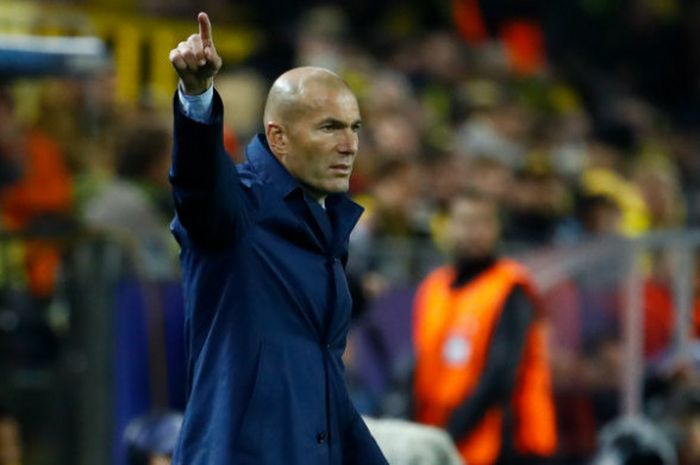 Zinedine Zidane saat mendampingi Real Madrid dalam laga di kandang Borussia Dortmund, Signal Iduna Park, Selasa (26/9/2017)