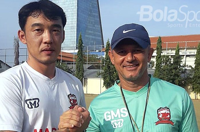 Pelatih Madura United, Gomes de Oliveira, berjabat tangan dengan pemain seleksi asal Korea Selatan, Bang Seung-hwan dalam sesi latihan Sabtu (21/7/2018).