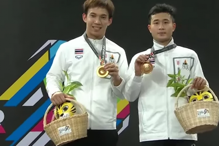 Dechapol Puavaranukroh (kiri) dan Kittinupong Kedren, ganda putra Thailand, menyabet medali emas sektor ganda putra setelah mengalahkan wakil Malaysia, Ong Yew Sin/Teo Ee Yi dengan skor 21-19, 20-22, dan 21-17 pada Selasa (29/8/2017) di Axiata Arena, Kuala Lumpur, Malaysia.