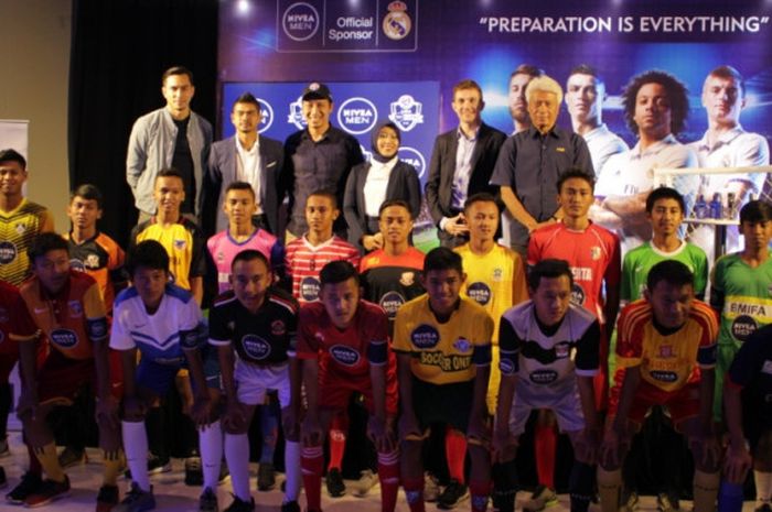 Selebritis Darius Sinathrya (kiri) berpose bersama Brand Ambassador Nivea Men, Bambang Pamungkas (kedua dari kiri), Direktur Kompetisi Usia Muda Liga TopSkor, Yusuf Kurniawan (ketiga dari kiri), Brand Manager Nivea Men, Sally Marryta Diantiny (ketiga dari kanan), Direktur Marketing PT Beiersdorf Indonesia, Tomasz Schwarz (kedua dari kanan), Direktur Teknik PSSI, Danurwindo (kanan), serta ke-20 kapten tim peserta kompetisi dalam sesi konferensi pers Liga Nivea TopSkor U-16 di Ciputra Artpreneur, Mal Lotte Shopping Avenue, Kuningan, Jakarta Selatan, Selasa (30/1/2018).