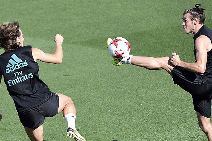 Penyerang Real Madrid, Gareth Bale (kanan), berlatih dengan rekan setimnya gelandang Luka Modric dalam sesi latihan di Real Madrid sport city, Madrid, pada 15 Agustus 2017.