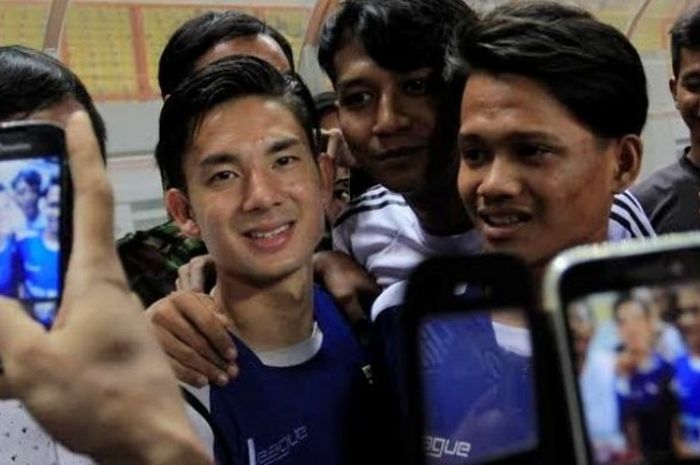 Gelandang Persib, Kim Kurniawan di tengah-tengah bobotoh yang ingin berfoto bersamanya. Kim siap memaksimalkan kesempatan main di ISC A demi keluarga dan pendukung Persib.