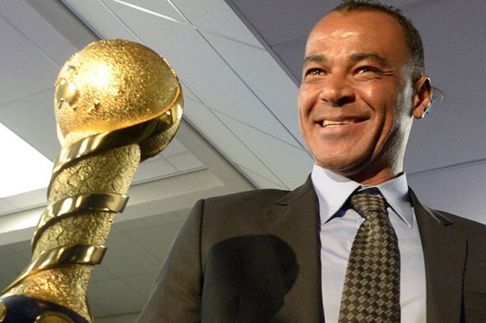 Mantan pemain sepak bola asal Brasil, Marcos Evangelista de Morais alias Cafu, berpose bersama trofi Piala Konfederasi 2017 di Pulai Krestovsky, Saint Petersburg, Rusia, pada 9 Maret 2017.