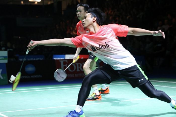 Pasangan ganda putra nasional, Mohammad Ahsan (kanan)/Hendra Setiawan, mengembalikan shuttlecock dari lawan mereka, Lee Jhe-Huei/Lee Yang (Taiwan), pada babak perempat final turnamen Jerman Terbuka 2018  yang berlangsung di Innogy Sporthalle, Mulheim an der Ruhr, Jerman, Jumat (9/3/2018).