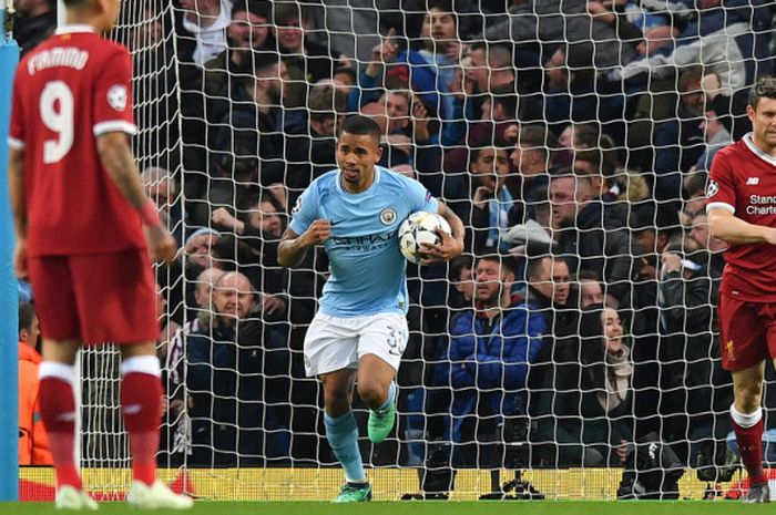   Selebrasi striker Manchester City, Gabriel Jesus (tengah), setelah berhasil mencetak gol ke gawang Liverpool FC dalam laga leg 2 babak perempat final Liga Champions 2017-2018 di Stadion Etihad, Manchester, Inggris, pada Selasa (10/4/2018).  