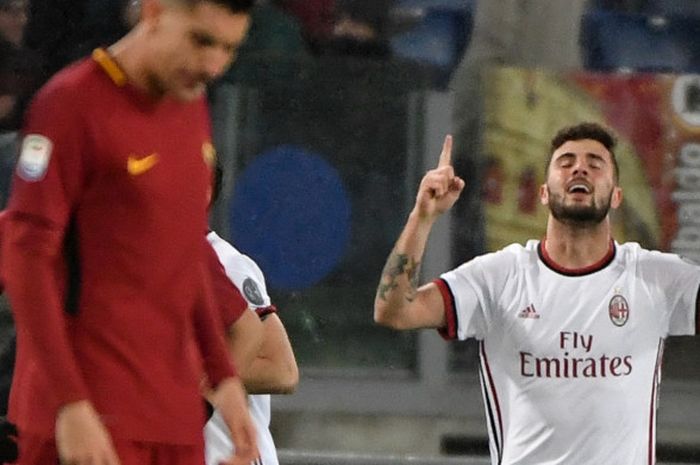 Striker AC Milan, Patrick Cutrone, melakukan selebrasi usai membobol gawang AS Roma dalam laga lanjutan Liga Italia di Stadion Olimpico, Senin (26/2/2018).