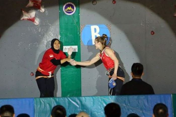 Atlet panjat tebing Indonesia, Aries Susanti Rahayu (kiri), usai meraih kemenangan di Kejuaraan Dunia Panjat Tebing atau IFCS World Cup 2018 yang digelar di Chongqing, China. 