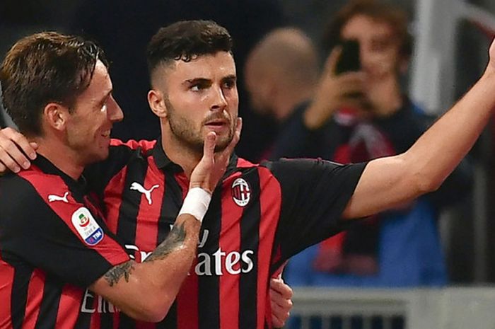 Selebrasi striker AC Milan, Patrick Cutrone (kanan), seusai berhasil mencetak gol pembuka ke gawang Sampdoria dalam laga Liga Italai 2018-2019 di Stadion San Siro, Milan, Italia, pada Minggu (28/10/2018).