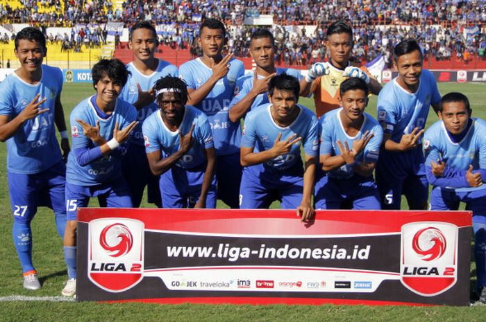 Kiper PSIM, Tito Rama (belakang dua dari kanan) bersama rekan setimnya jelang laga Liga 2 musim 2017. 