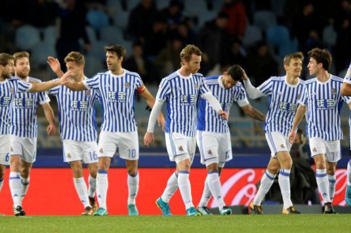 Para pemain Real Sociedad merayakan gol mereka ke gawang Sevilla dalam partai Liga Spanyol di Stadion Anoeta, San Sebastian, 20 Desember 2017.