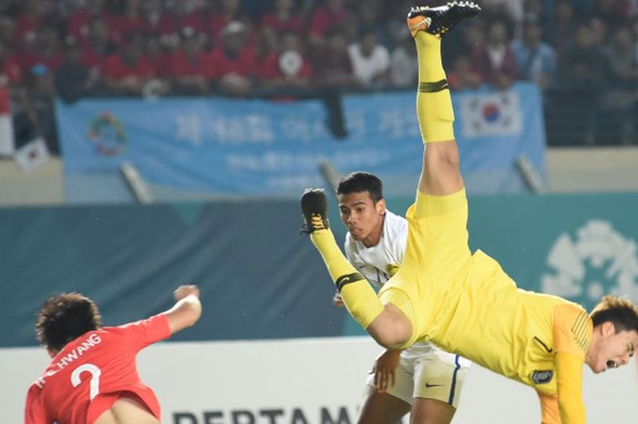  Kiper timnas U-23 Korea Selatan, BumkeunSong, melakukan blunder saat laga kontra Malaysia dalam fase Grup E Asian Games di Stadion Jalak Harupat, Bandung, Jawa Barat, Jumat (17/8/2018). 