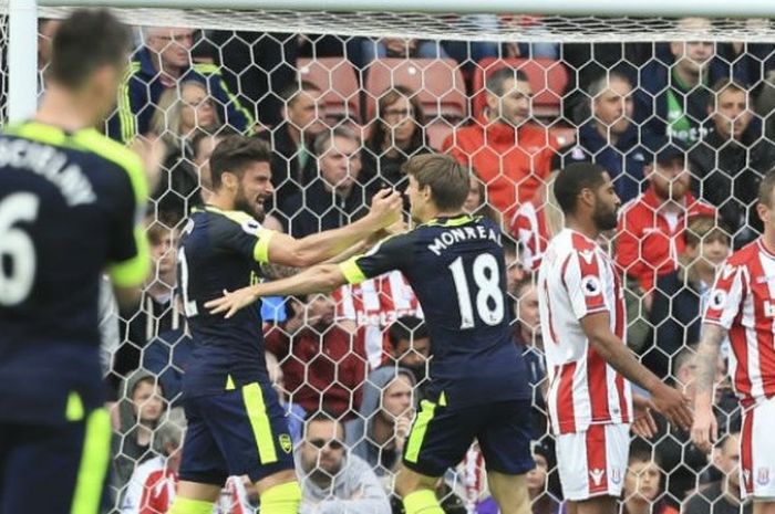 Penyerang Arsenal, Olivier Giroud, merayakan golnya ke gawang Stoke City pada pertandingan Liga Inggris di Stadion Britannica, Sabtu (13/5/2017) waktu setempat.